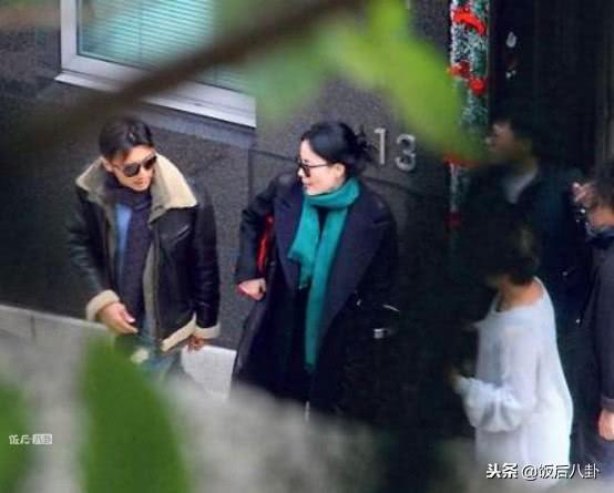 謝賢失戀後與男友人逛商場，82歲高齡手中的拐杖依舊是飾品