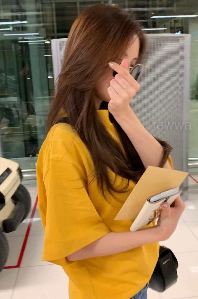 徐賢變身時尚達人，遛狗私服堪比舞台現場，身材顏值簡直完美