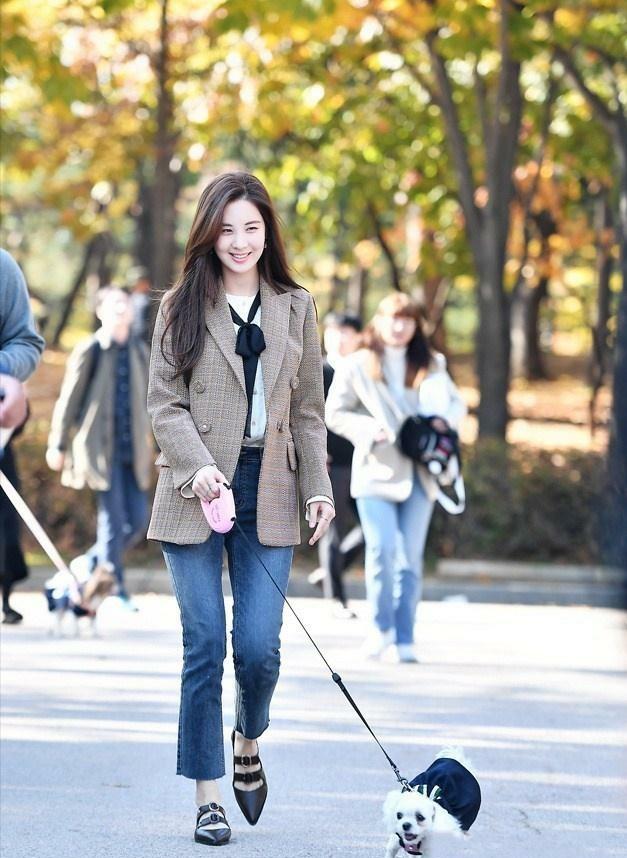 徐賢變身時尚達人，遛狗私服堪比舞台現場，身材顏值簡直完美