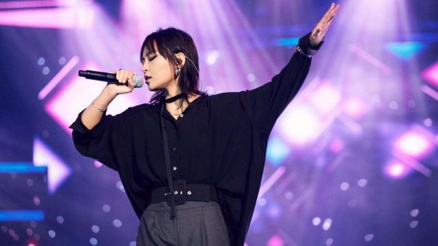 演唱會出糗：薛之謙打嗝，林俊傑消失，她被吊在半空中！