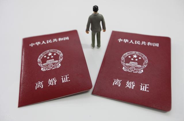 離婚後，我跟母親生活，我住院動手術，母親帶進來一人，一看傻了