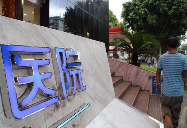 離婚後，我跟母親生活，我住院動手術，母親帶進來一人，一看傻了