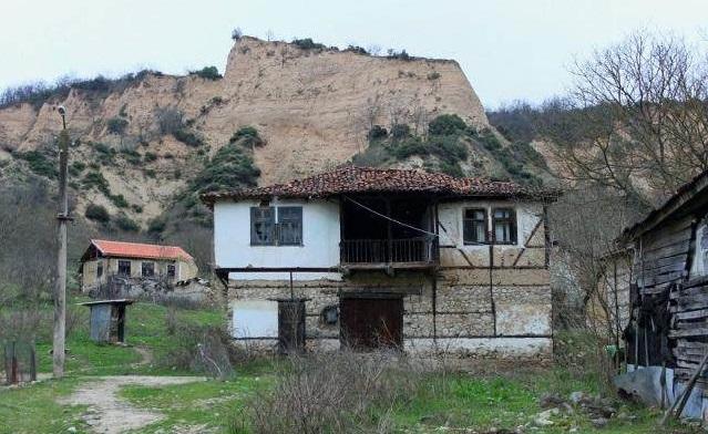 兒子住新房，來接我進城，隔天見桌上一張紙，我留下卡，哭著離開