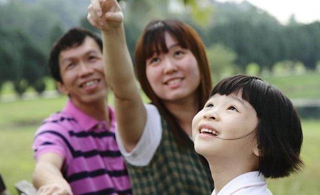 養母過壽，我給她5千，臨走時她塞給我張卡，提個要求，我愣了