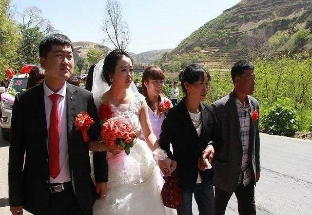養母過壽，我給她5千，臨走時她塞給我張卡，提個要求，我愣了