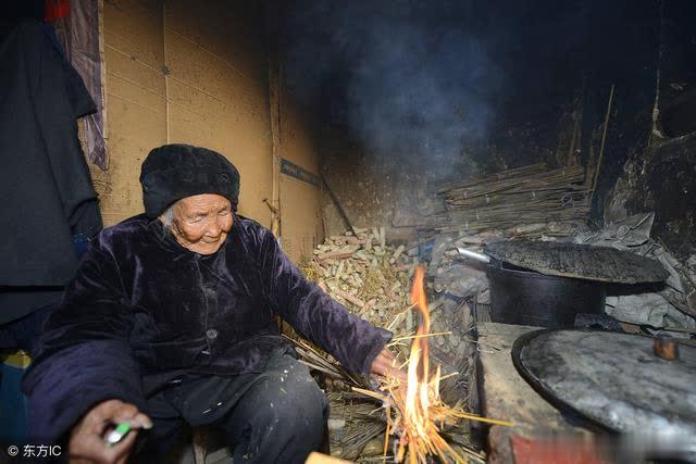 農村老頭去賣菜，半路發現秤沒帶回家拿，卻意外救了9歲孫子一命