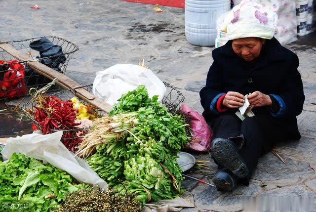 農村老頭去賣菜，半路發現秤沒帶回家拿，卻意外救了9歲孫子一命