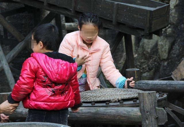 農村母親留遺囑，百萬遺產全歸遠嫁女兒，只給兒子留一件破毛衣