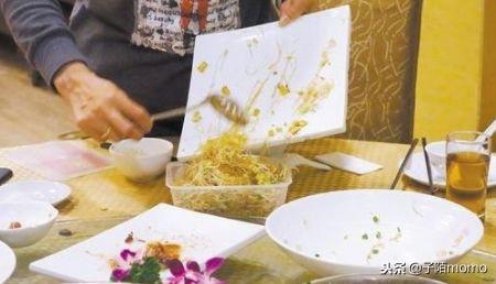 相親完我把剩菜打包，相親男看到笑話我，回家後看手機我不知所措