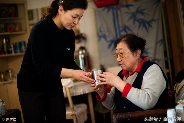 婆婆常年住我家，她生病住院弟媳給5000，我說一話，老公扇我巴掌