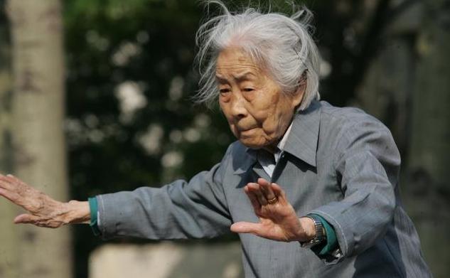 老家拆遷，婆婆把拆遷款全給了小叔子，十年後她跟我這樣說