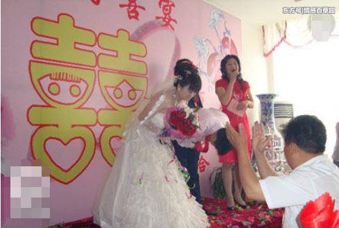 去做上門女婿一個月，發現岳父每到飯點就出門，我跟去後撕心裂肺