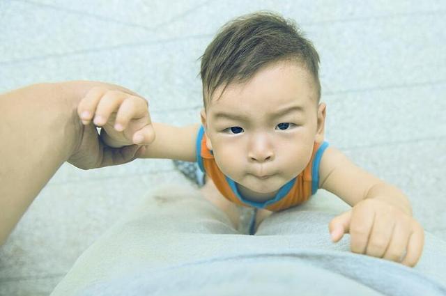 孩子沒走兩步就總是要抱抱？心理學家：這4種情況下媽媽別拒絕，抱抱反而對他成長有好處！