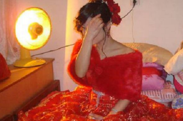 小伙娶了個二婚女人，婚後第二天卻賴床不起，看到床單，蒙了