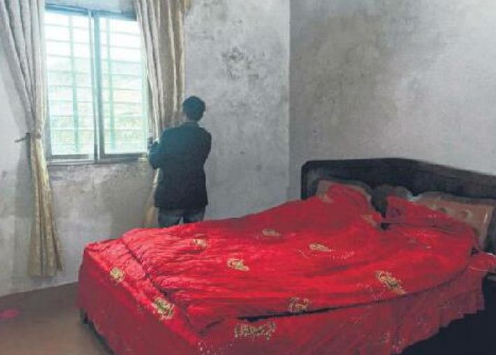 小伙娶了個二婚女人，婚後第二天卻賴床不起，看到床單，蒙了