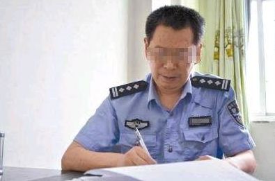 嫂子難產，小叔子急得團團轉，醫生偷瞄了眼她病歷，直接叫來警察