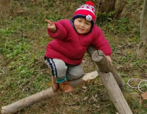 妻子去世幾月, 兒子總說媽媽在床底, 男子掀開床板後感激兒子