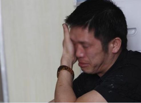 妻子去世幾月, 兒子總說媽媽在床底, 男子掀開床板後感激兒子