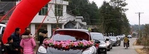 到舅家借學費，窮姐弟被罵走，種地小姑主動送錢，婚禮上卻成贏家