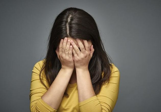 寡婦撿個傻子當丈夫，被村民笑話，3年後家裡來一人，全村蒙住