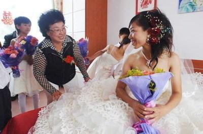 倆女兒出嫁父親各給一套房，暗示繼女要小的，繼女拒絕後才知真情