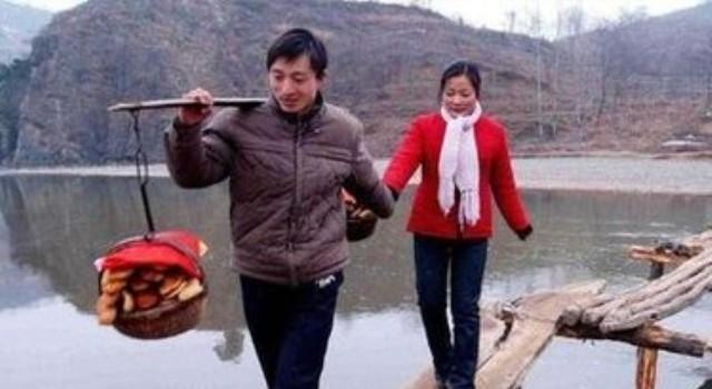 姑姑把俺撫養大，每月給她寄5千還說不夠花，悄悄回鄉俺愣在窗外
