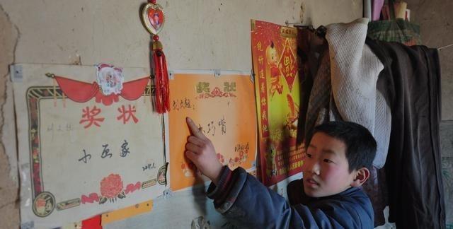 姑姑把俺撫養大，每月給她寄5千還說不夠花，悄悄回鄉俺愣在窗外