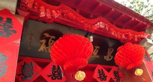 母親瞞著兒子改嫁富豪，5年後兒子結婚，門前來一乞丐，兒子下跪