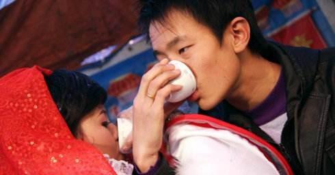母親瞞著兒子改嫁富豪，5年後兒子結婚，門前來一乞丐，兒子下跪