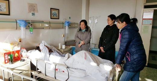 「媽，我是你兒子，你為啥把房給妹夫」，「咱媽住院你一次沒來」