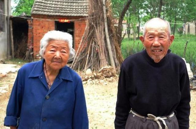 母親剛去世，路過父親房間聽見女人的笑聲，推開門後女兒淚目了！