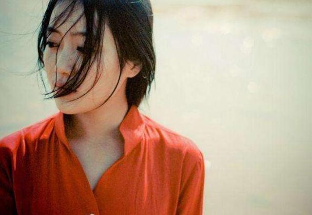 母親剛去世，路過父親房間聽見女人的笑聲，推開門後女兒淚目了！