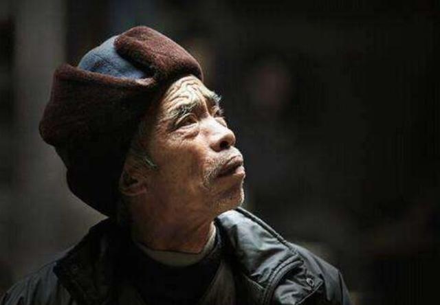 母親剛去世，路過父親房間聽見女人的笑聲，推開門後女兒淚目了！