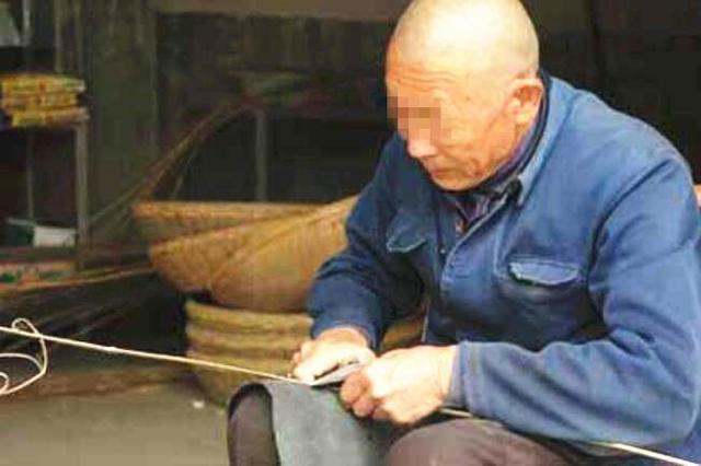 母親剛去世，路過父親房間聽見女人的笑聲，推開門後女兒淚目了！
