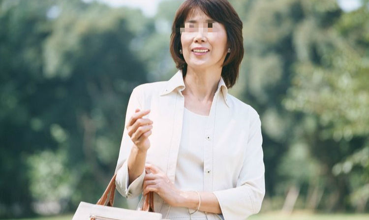 婆婆給女子一元改口費，女子提包就走，第二天婆婆上門，女子傻住