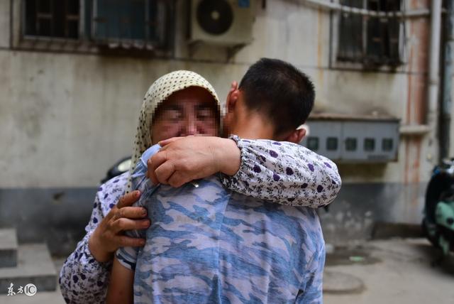 女孩送小偷一塊糖人，小偷靜靜跟她回家，見到失散的父親卻不敢認