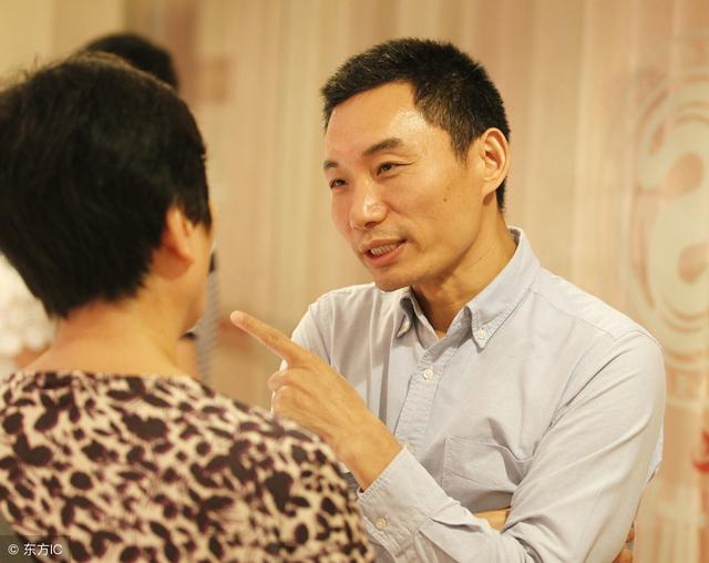我將彩禮錢借給弟弟買車，如今他又來借錢，丈夫直說要和我離婚