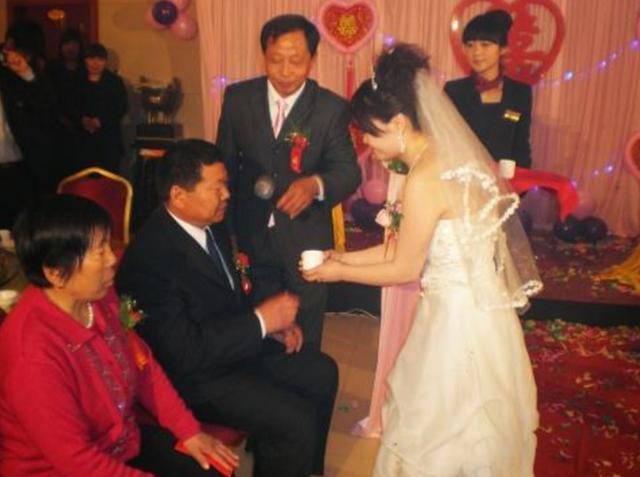 新婚當天婆婆讓我跪著敬茶，不然就不給改口費，我笑著取消了婚禮