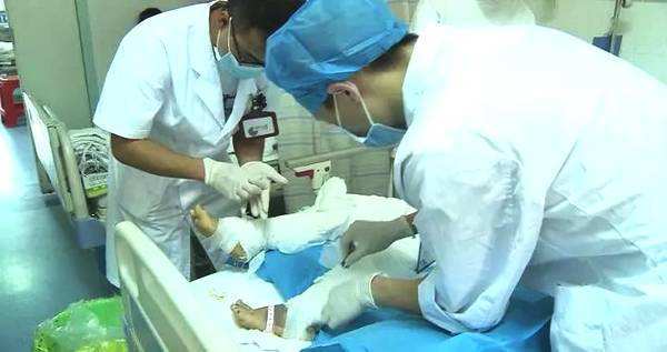 家裡失火姐弟兩都在家，媽媽先抱走弟弟，女孩醒後一句話全家愧疚