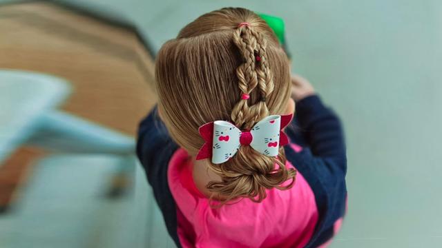 家有女兒的，別再給孩子紮這3種頭髮了，對孩子傷害很大，別不在意！