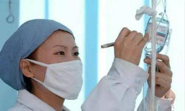 婆婆發燒，兒媳陪她輸液，醫生察覺吊瓶不見少，查完監控，報了警