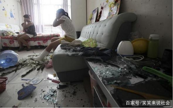 弟媳坐月子要老婆照顧，晚上回來看到老婆的臉，我把家砸了！