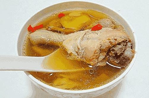 下班回來婆家人不等我吃飯，看到婆婆端出鍋里的菜，我愣住了