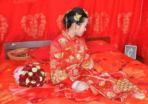 新婚夜婆婆守床邊不走，女子生氣去隔壁睡，半夜上廁所推開門淚目