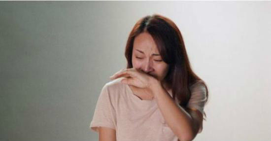 新婚夜婆婆守床邊不走，女子生氣去隔壁睡，半夜上廁所推開門淚目