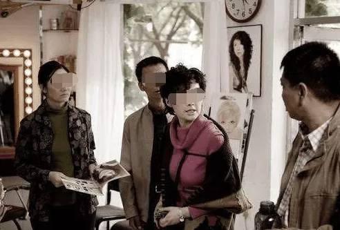 兒子頭回帶女友回家，吃飯時兒子總掉筷子，低頭幫他撿時傻住