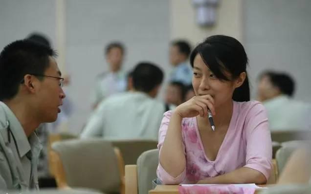 兒子頭回帶女友回家，吃飯時兒子總掉筷子，低頭幫他撿時傻住
