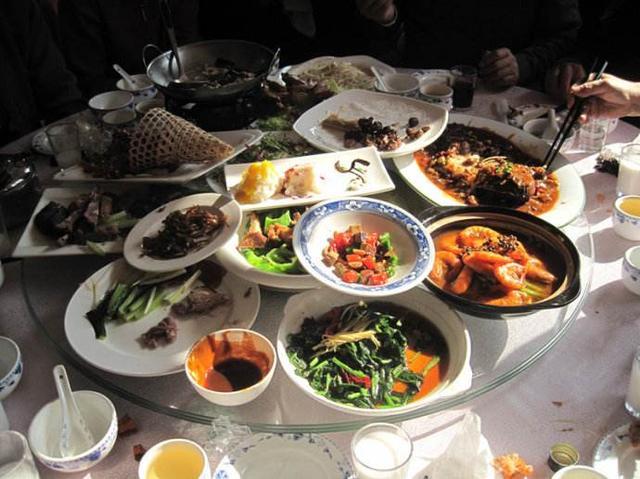 兒子頭回帶女友回家，吃飯時兒子總掉筷子，低頭幫他撿時傻住