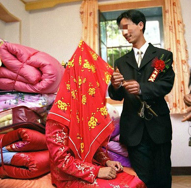 新婚夜，丈夫上廁所兩小時不出來，女子隨手打開床頭櫃，尖叫逃跑