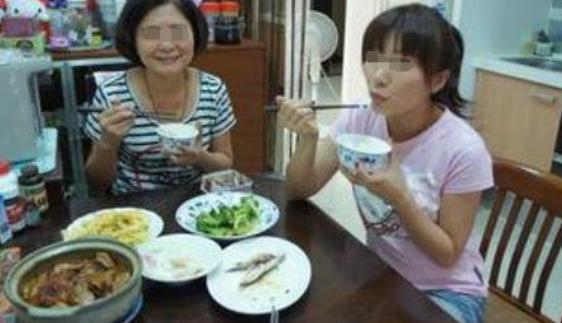 婆媳吵架，男子幫母親打女子，女子倒地，起身後全家淚目